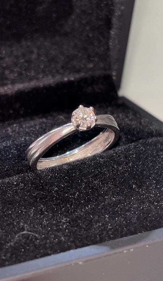 Anillo solitario marca bizzarro