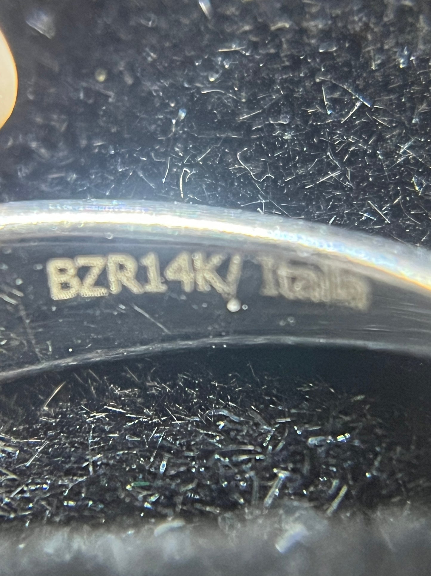 Anillo solitario marca bizzarro