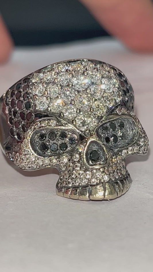 Anillo calavera diamantes negros y blancos naturales